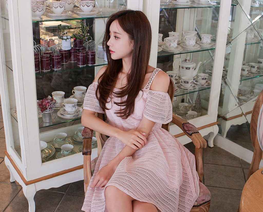 韩国服装模特少女般演绎韩版长裙