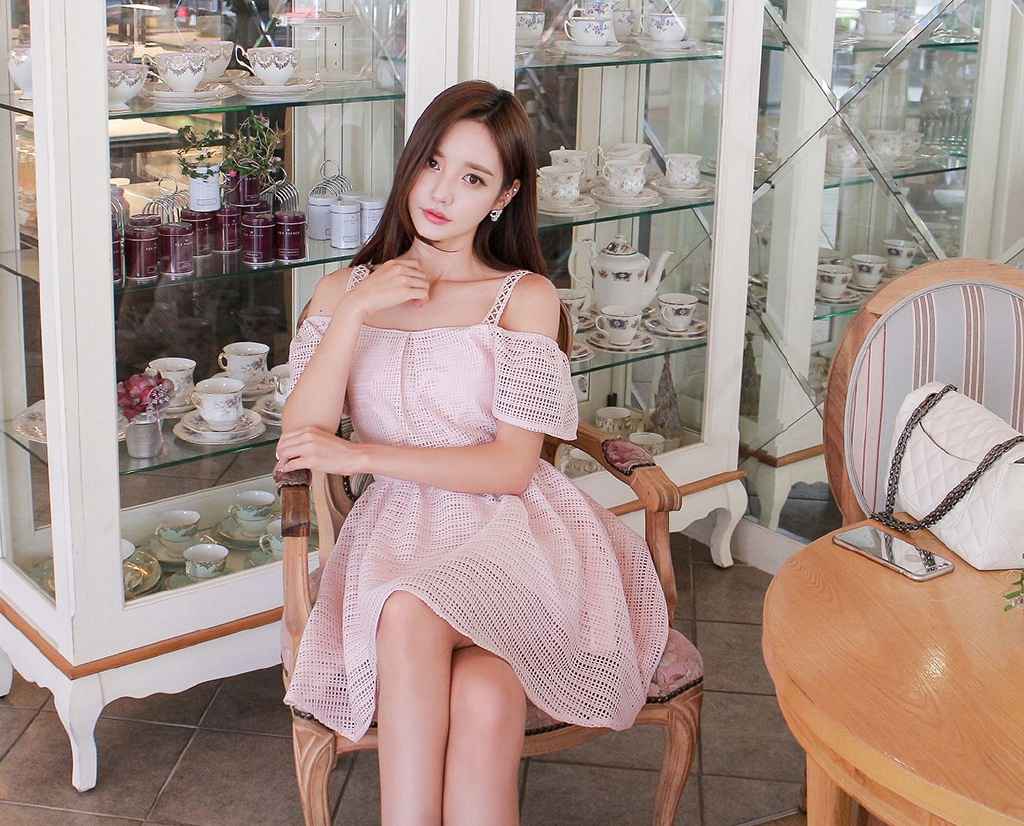 韩国服装模特少女般演绎韩版长裙