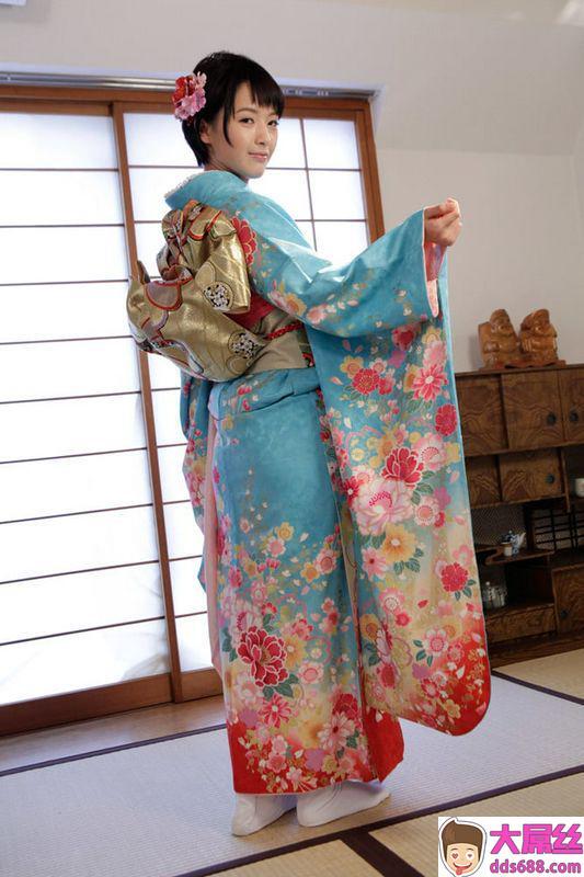 纤瘦的短髮妹子穿着传统日式服装!