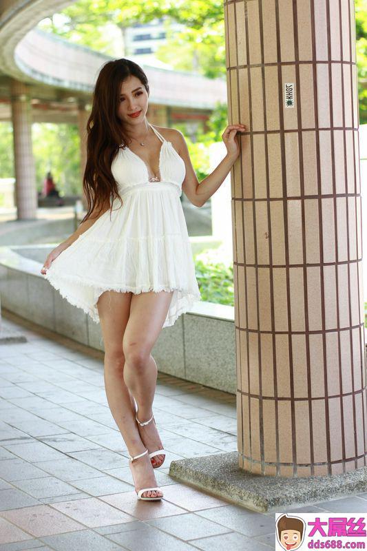 美腿番外篇系列长腿美模GoGo白色小礼服高跟美腿外拍