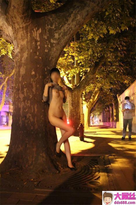 美女深圳街头全裸逛大街