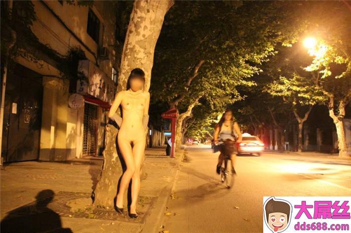 美女深圳街头全裸逛大街
