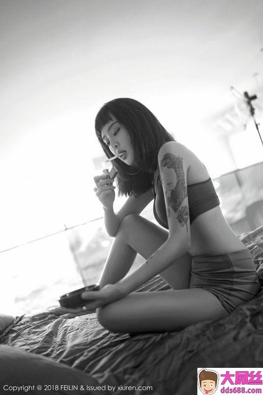 模特赵艺璇Yvette香烟纹身黑白风格